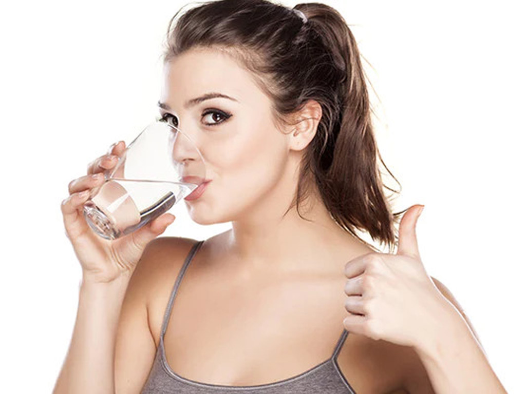 bí kíp ăn uống lành mạnh ngày Tết - uống nhiều nước